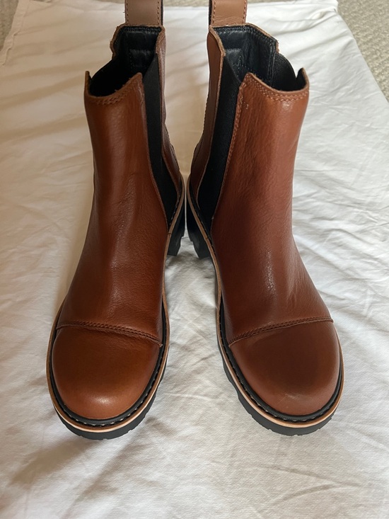Sorel Shoes - Sorel Now Leather Chelsea Ankle Boot velvet tan Sz. 8 pre-owned. Good cond.